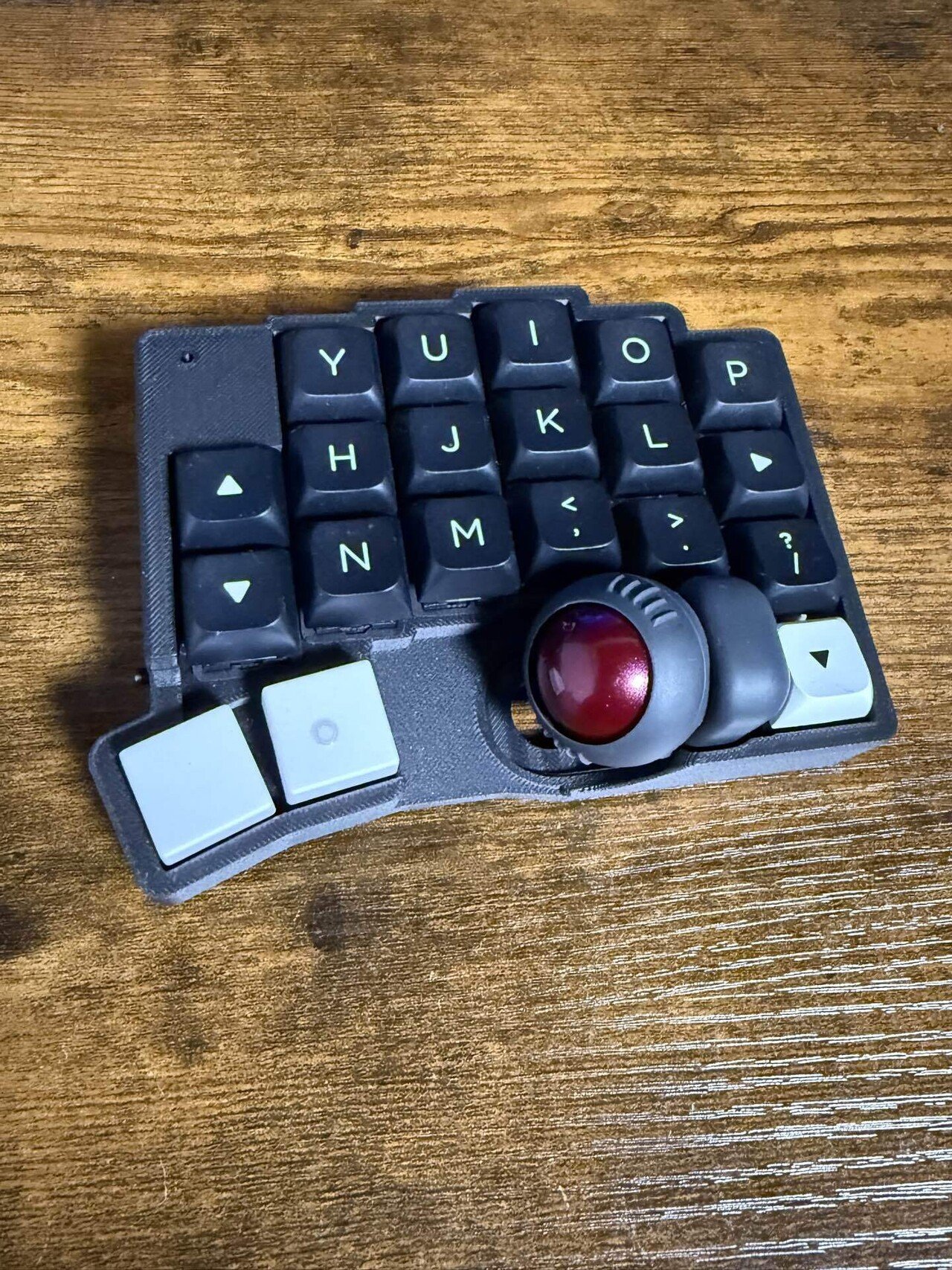 roBaを「モノトーン＋シルバー」で構築。塗装から3Dプリント設計まで