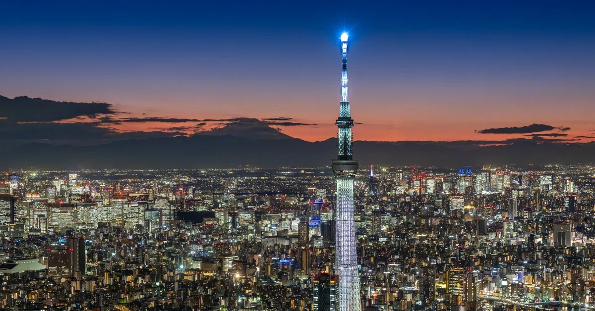 東京スカイツリー®を真俯瞰から！？ ヘリコプターで東京の夜景を空撮