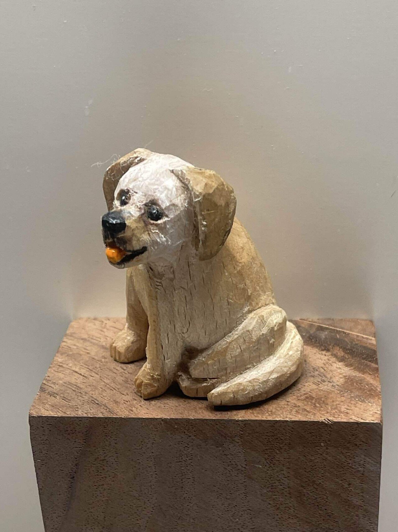 剣道仲間に彫った保護犬が高評価で、追加で先住犬の木彫り依頼が来まし