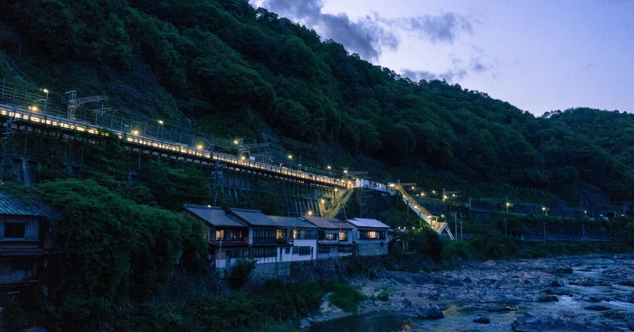 闇夜に息を吹き返す秘境駅 ── 断崖絶壁の定光寺駅を歩く（愛知）｜Sakak