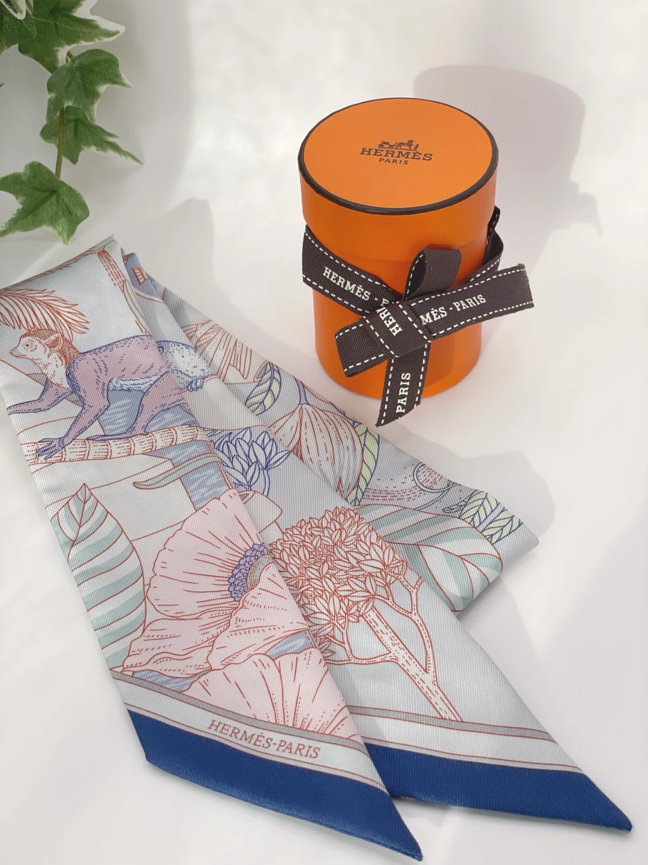 楽園を纏う。エルメスのツイリー《プレシャス・パラダイス》｜花千諒松