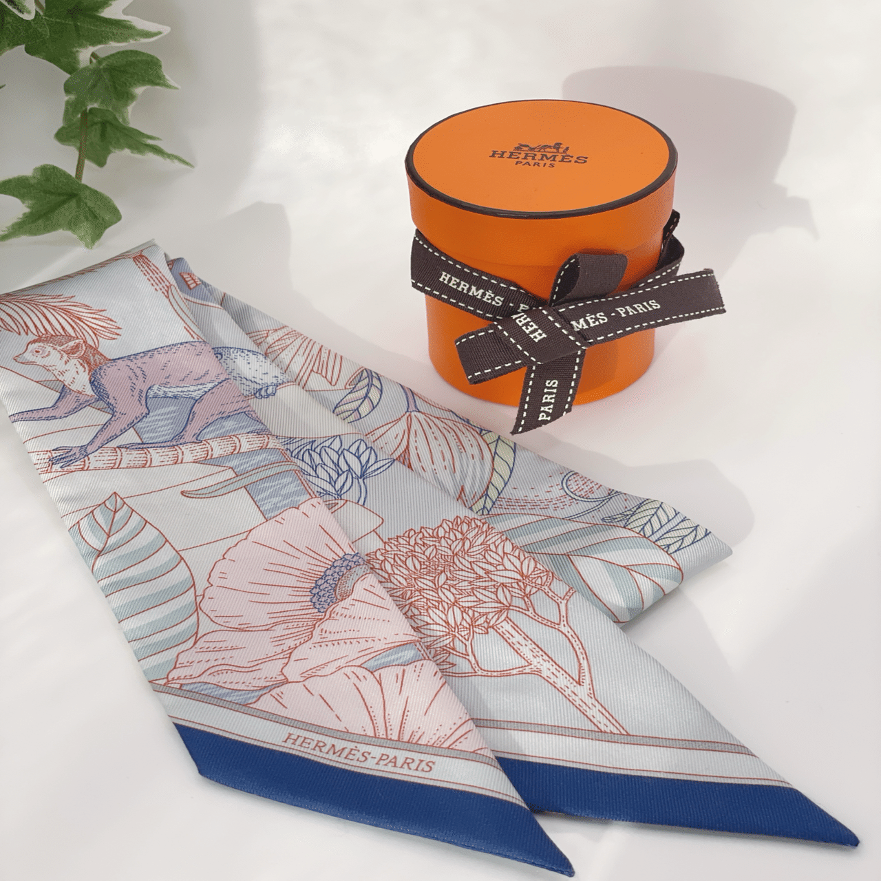 楽園を纏う。エルメスのツイリー《プレシャス・パラダイス》｜花千諒松