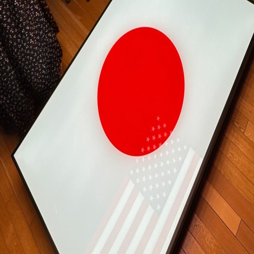 日の丸に映り込んだ星条旗が意味するものとは？【アルフレッド・ジャー