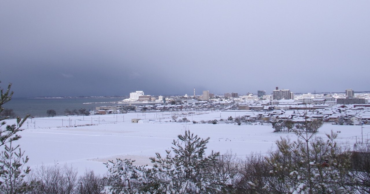 真っ白で美しい景色となった田村山 降雪の弱まったタイミングに忍海