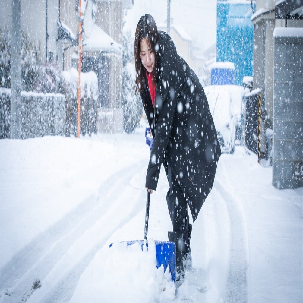 女性や高齢者に！電動雪かきスコップXZZHSM│玄関や駐車場、ベランダの