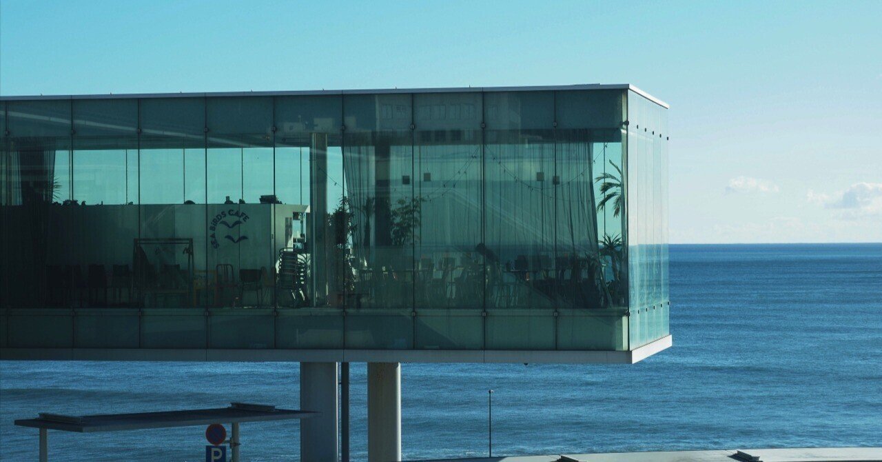 空と海が溶け合う日立駅|かほの画像