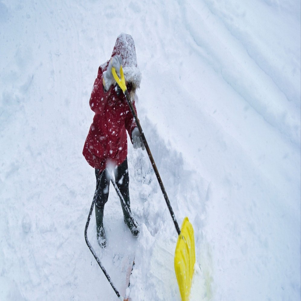 女性でも楽々！ハイガー電動雪かきスコップ│忙しい朝の除雪に最適な