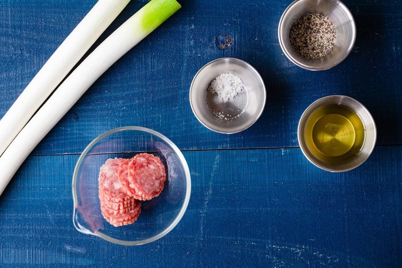 昼下がりのおつまみ サラミと長ねぎのオーブン焼き Reizoko Ni Almonde 冷蔵庫にあるもんで Note