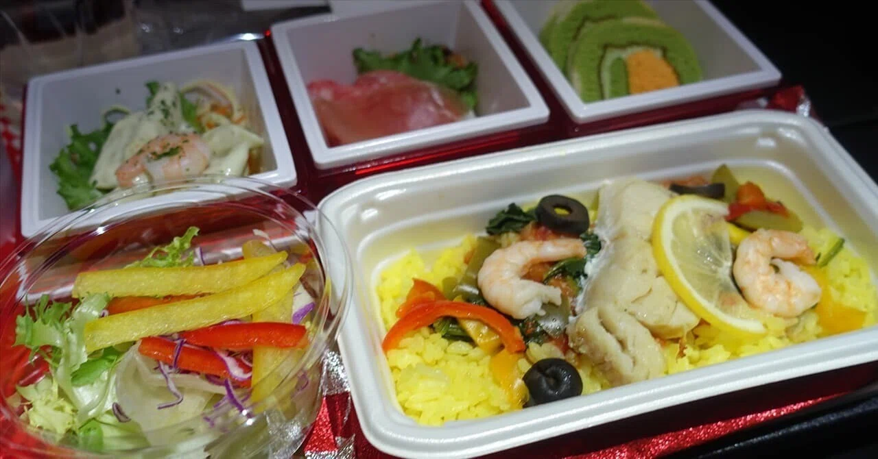 JAL国際線エコノミークラスの機内食をレビュー！提供時間も紹介｜お得