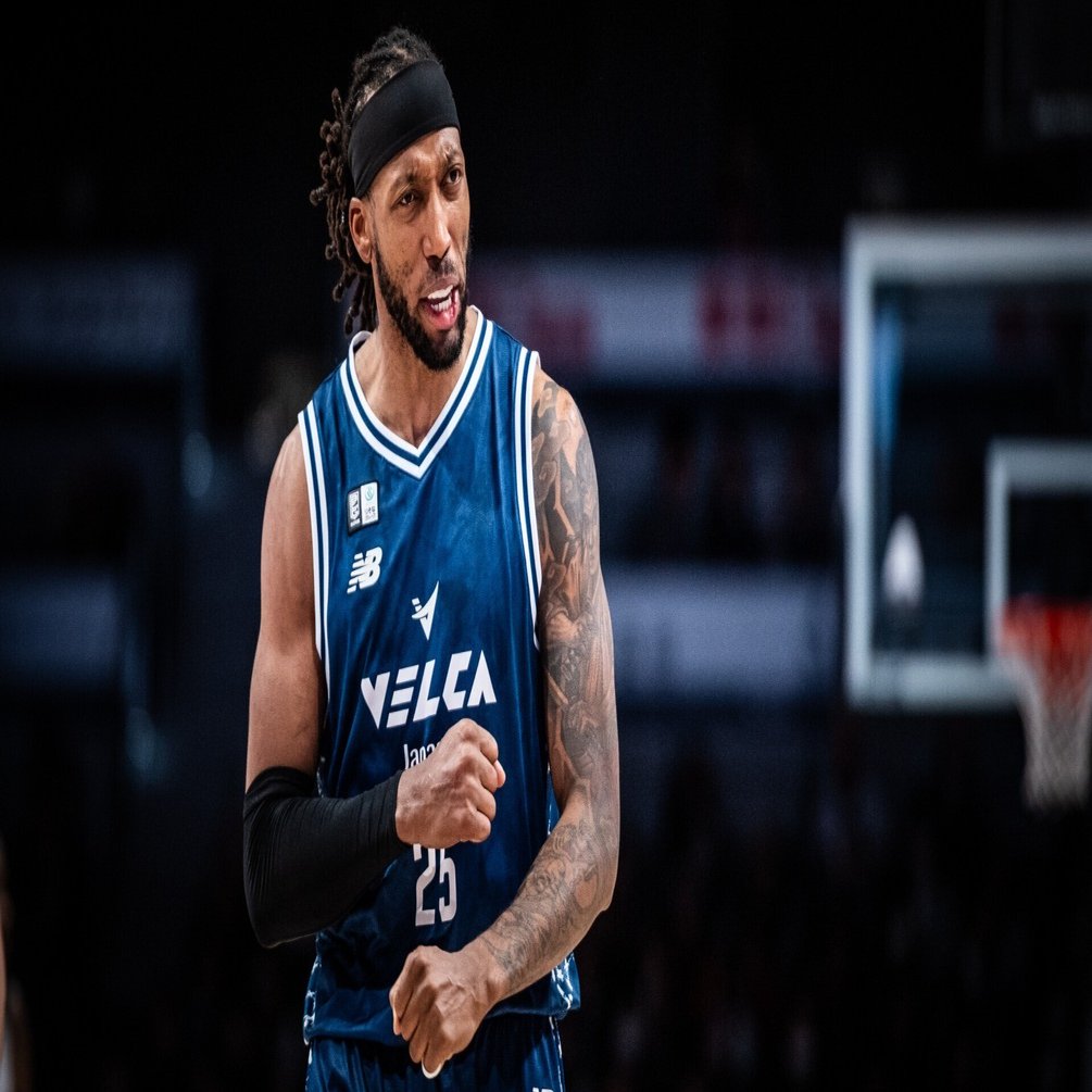 酸素カプセルで瞑想し、水のように流れる アキル・ミッチェル、かく