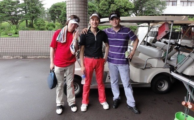 IT企業人事の際の、現場の海外経験者２人とのゴルフの写真があった〜