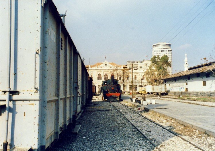 ヒジャーズ駅の裏手に停められていた、かわいい蒸気機関車。　1999年1月