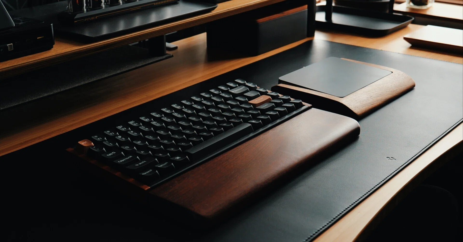 デスクの質感が一変する。Spigenのデスクマット「LD302」ブラックが