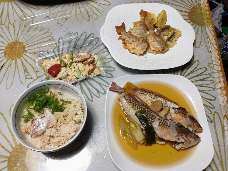 材料はすべて頂き物。

鯛めし
小鯛とコチの天ぷら
ベラの生姜煮
近所のおばちゃんのポテトサラダ