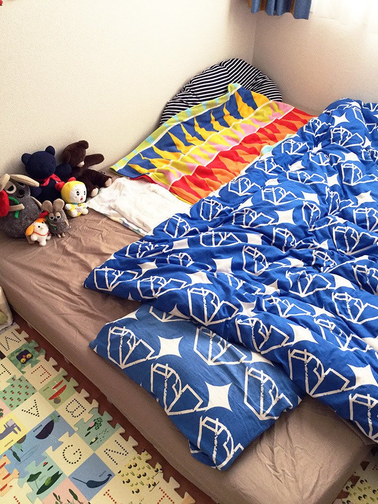 赤ちゃんと添い寝 ベッドメイクのひと工夫で あとの手間が変わるかも そして添い乳はしていいの 悪いの Tomjin Note