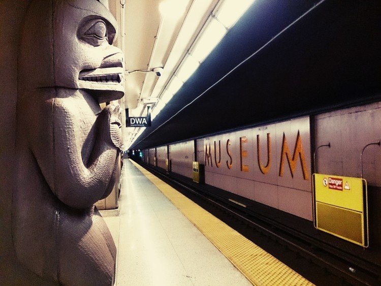 Royal Ontario Museumという博物館の最寄り駅。その名もMUSEUM。こんな柱が立ち並ぶ。