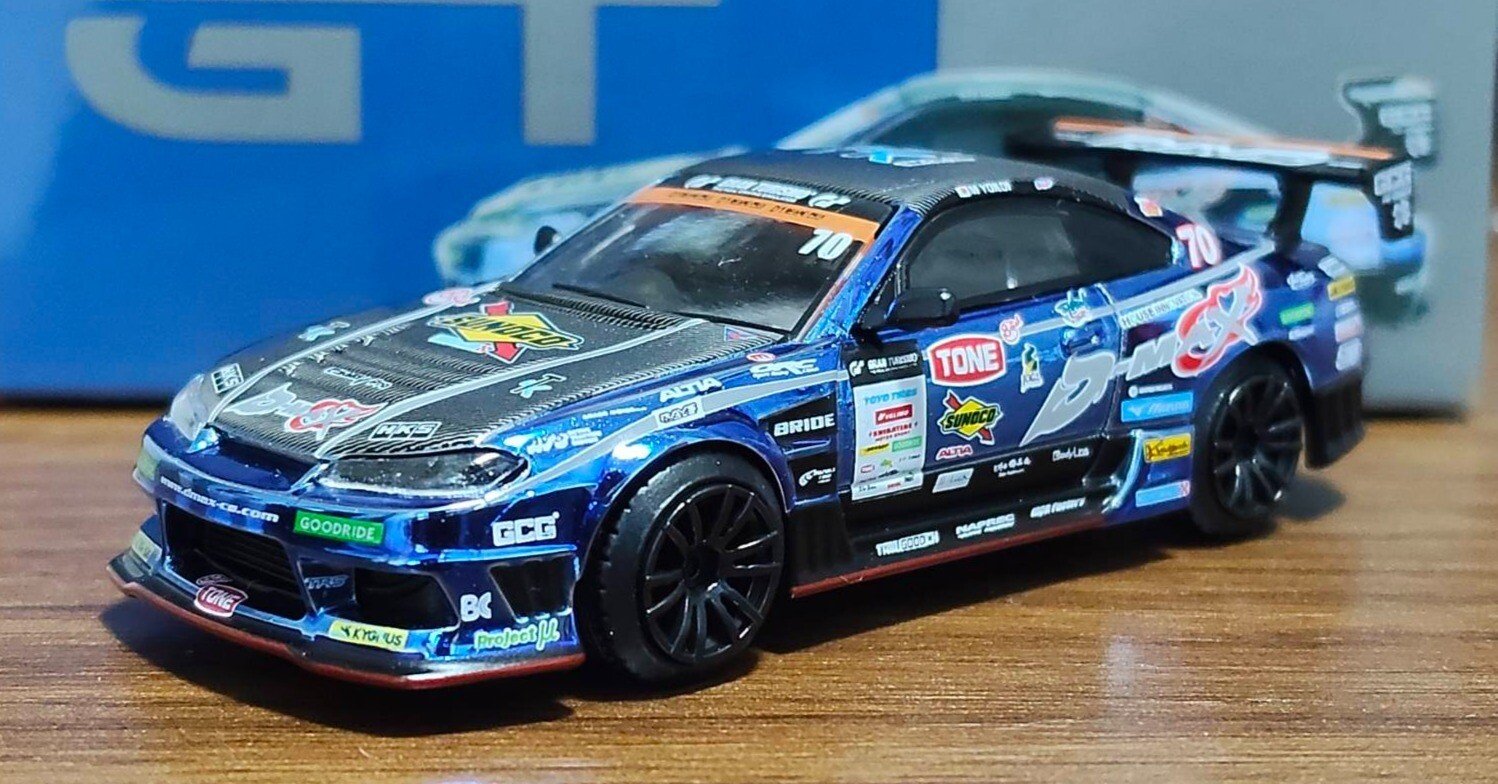 MINI GT 1/64 Nissan Silvia (S15) D-MAX #70 D-MAX Racing 2023 D1