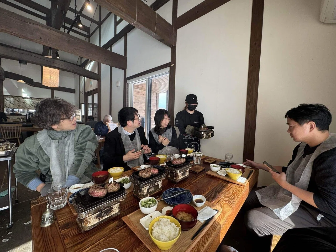 「プレミアム」走る男 北海道・東北編〈2枚組〉 北海道厚真町DMC】100人の乾杯と、雪上の熱狂。その裏にある「汗」と