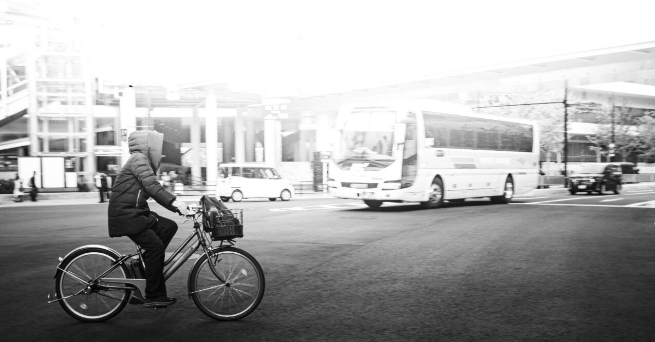 なぜ都市写真をモノクロで撮るのか？｜色のない世界がくれた新しい視点