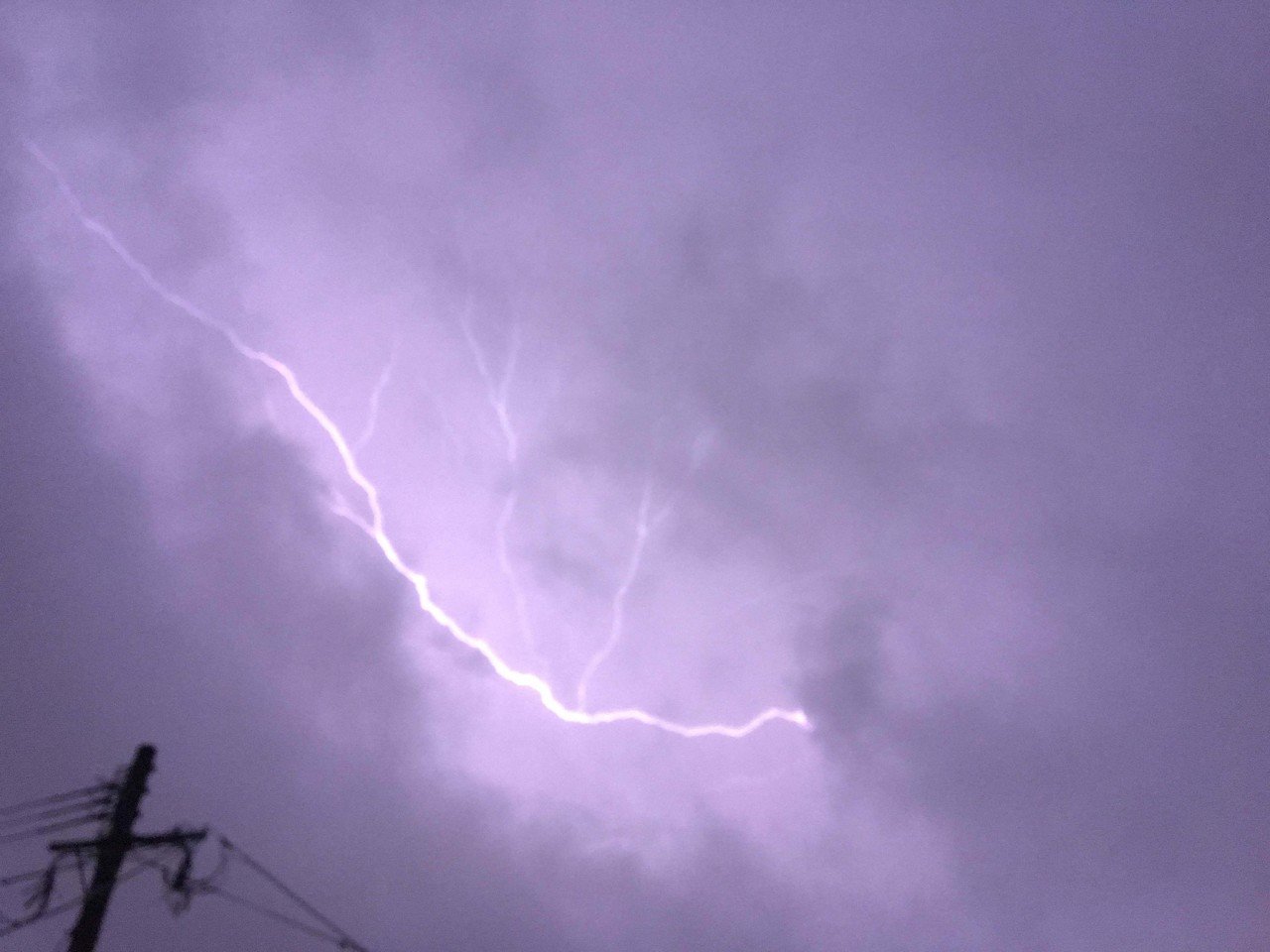 今日は久しぶりに 雷がひたすらになっていて 雨が降っている 今もまた 外が一瞬が明るくなった こういう時 普段は負の感情になりがちだけど 今日はなぜか雷の音が心地いい なんとなくこの気持ち かな Note