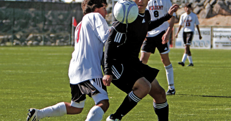 若年サッカー選手における動作スキルのレベルと傷害の関連(神経路を刺激することは、運動プログラミング、予備的な筋活動、反射的な神経筋応答の向上をもたらし、動的な関節の安定性と運動スキルが向上する)