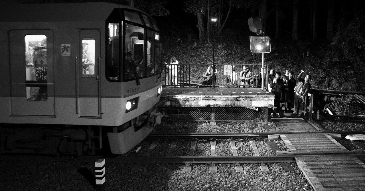一期一笑がある鉄道駅｜叡山電鉄 二ノ瀬駅｜夏と放し飼い