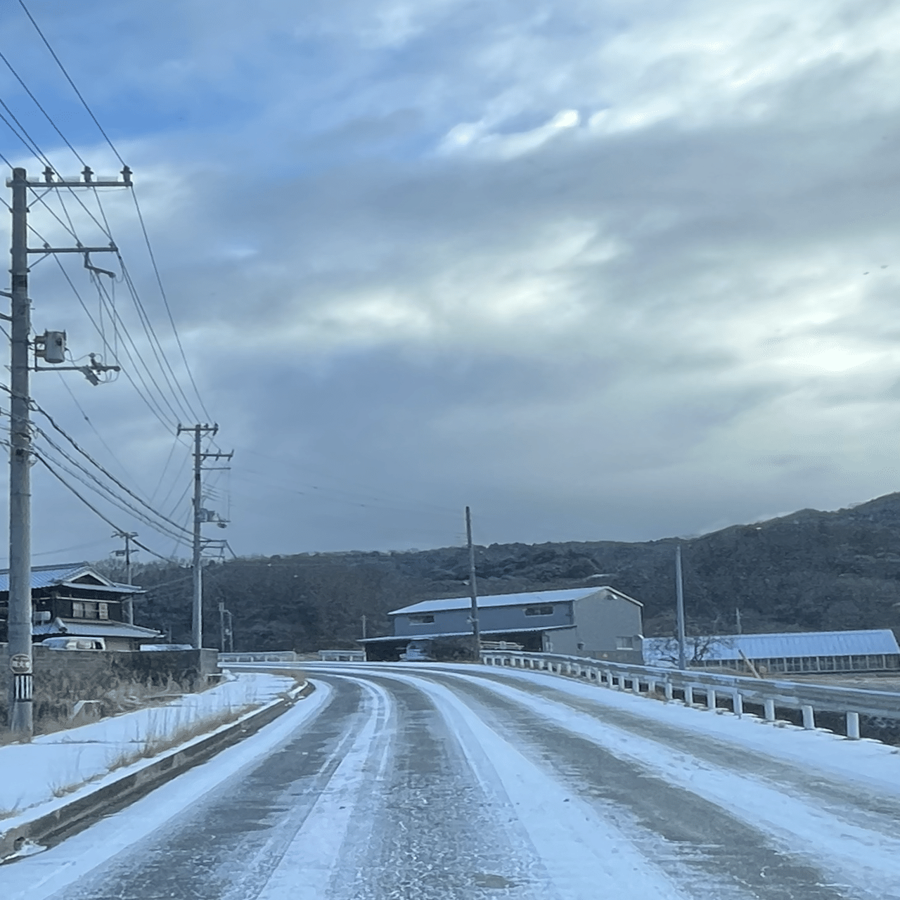 久々の雪道❕あったかいもの食べたいなぁ❣️📚ss｜まるまるの虫 カメさん