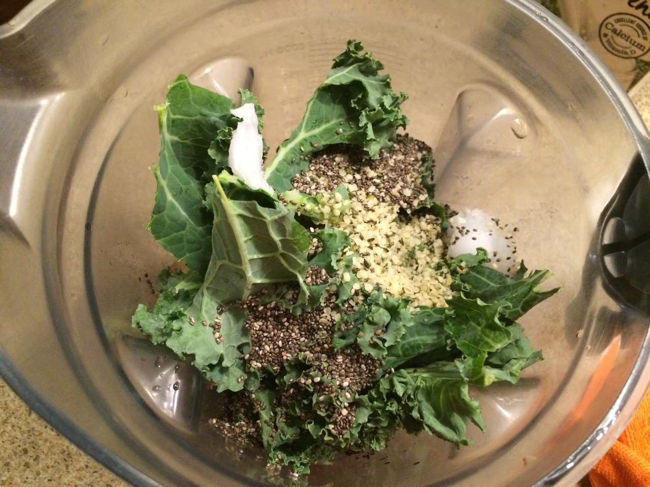 ケール、バナナ、チア、ヘンプのスーパーフードスムージーのレシピ