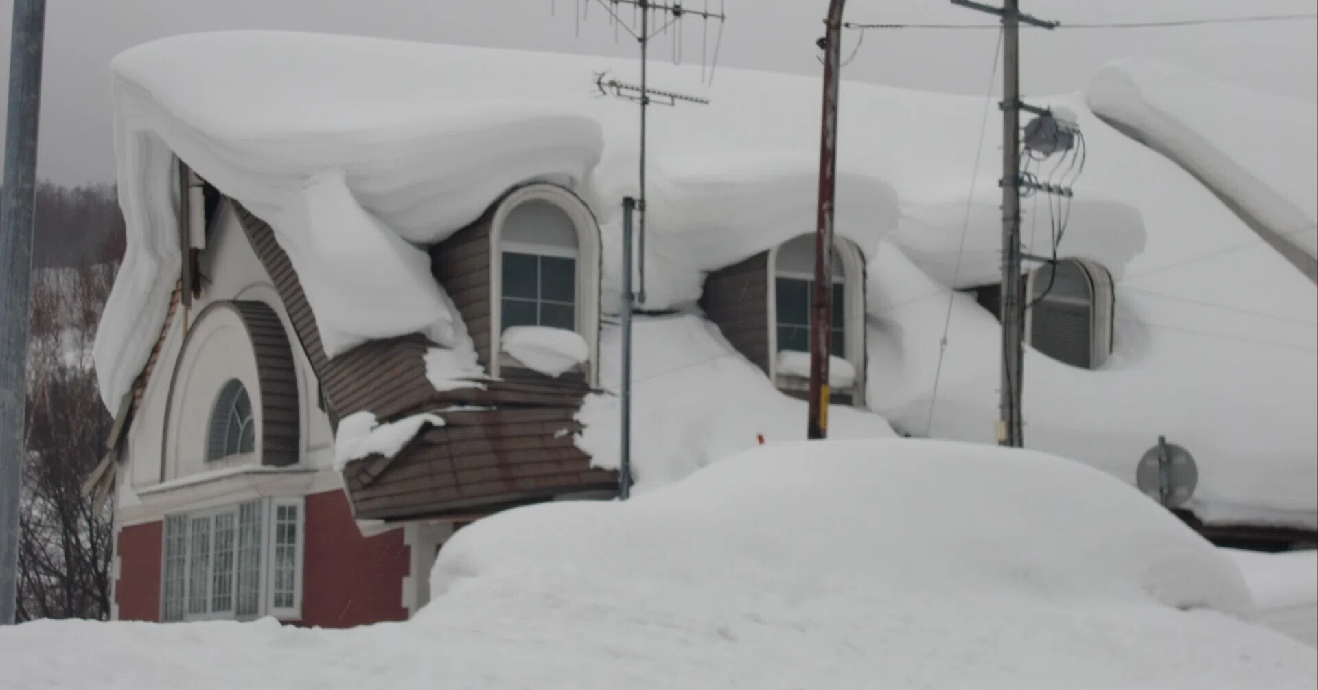 ドカ雪対策に！らくらく雪すべーるで屋根の除雪│超軽量・ロング6m仕様