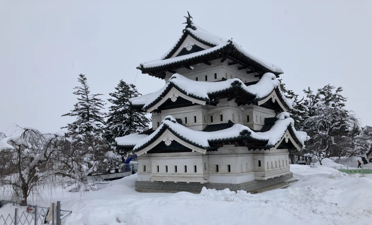 【真作 代表作】 『 雪の弘前城 』AP 額装　 橋本興家(図録掲載作) 雪化粧の弘前城｜Kanji Science