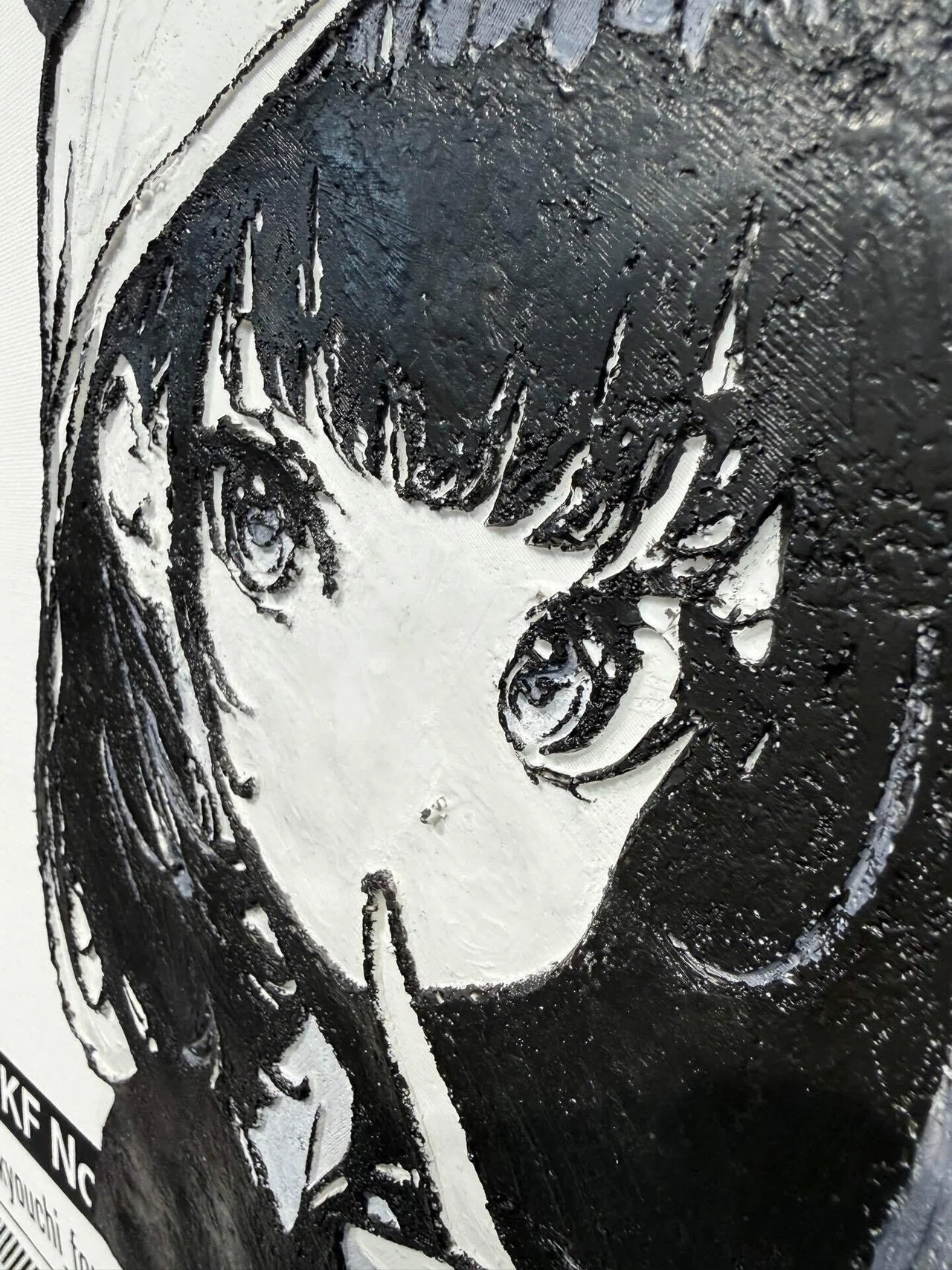 遠目は絵、近づくと立体──ミックスメディアに逃げないキャンバス表現