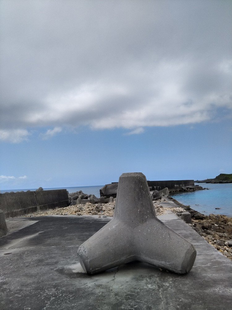 使われなくなった防波堤。台風の波浪で見るも無残に破壊されてしまっています。
外洋側に積んである消波ブロックが、防波堤の上に載っています。
どんだけの力があるわけ？(怖)