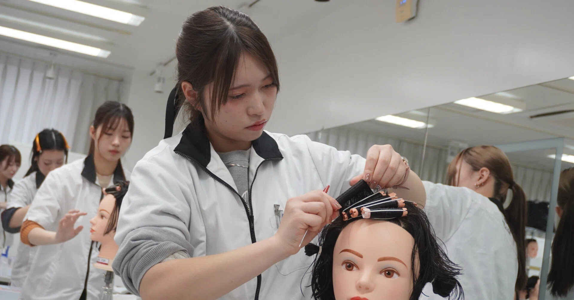 美容師国家試験の課題にも！ワインディング実習【授業レポ🔍】｜国際