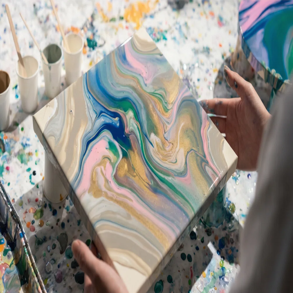 流れに任せて完成する、フルイドアート体験｜アート体験.sol静岡
