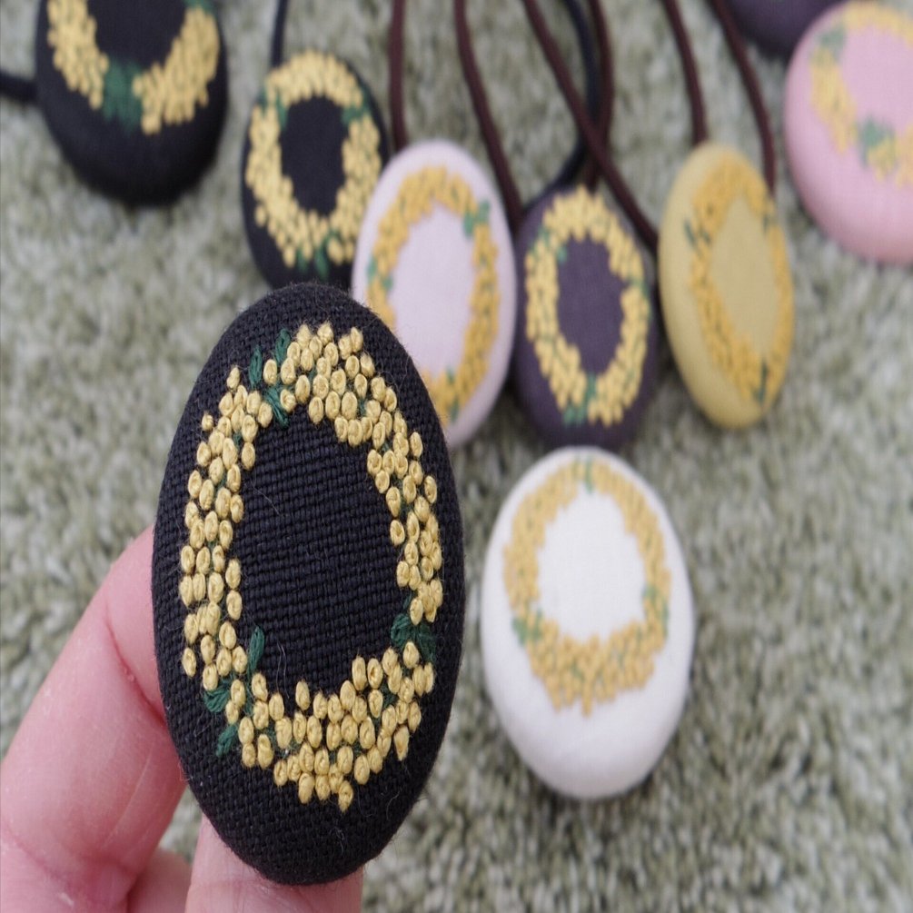 ミモザの刺しゅうでブローチとヘアゴムと｜あさだじゅんこ(ハコベノハコ)