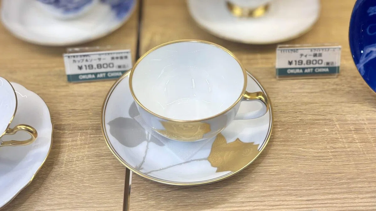 大倉陶園 金蝕バラ カップ＆ソーサーのご紹介｜テーブルカルチャーえむすび