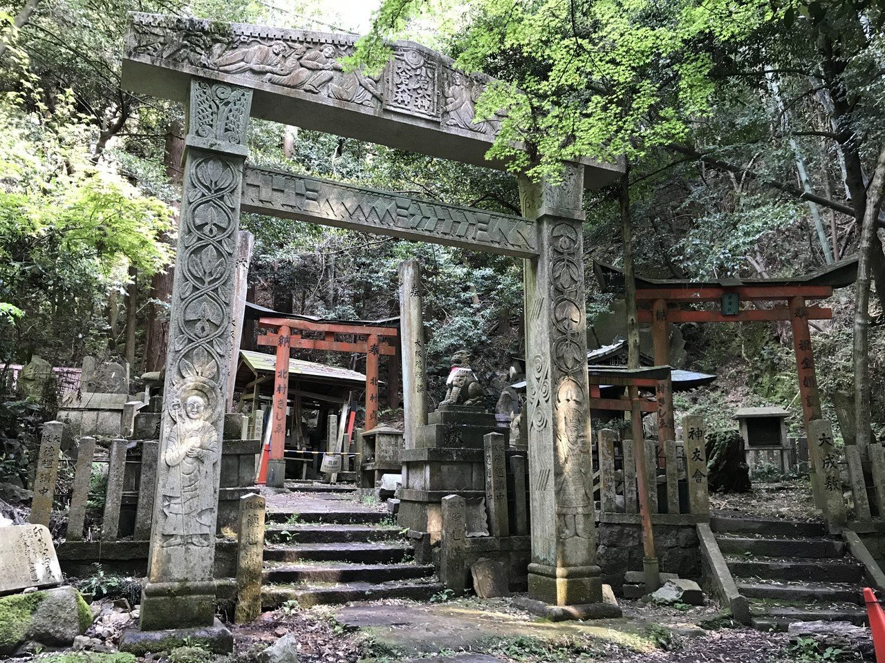 まるで古代遺跡。不思議な鳥居のある神社。【伏見区深草「大岩神社 