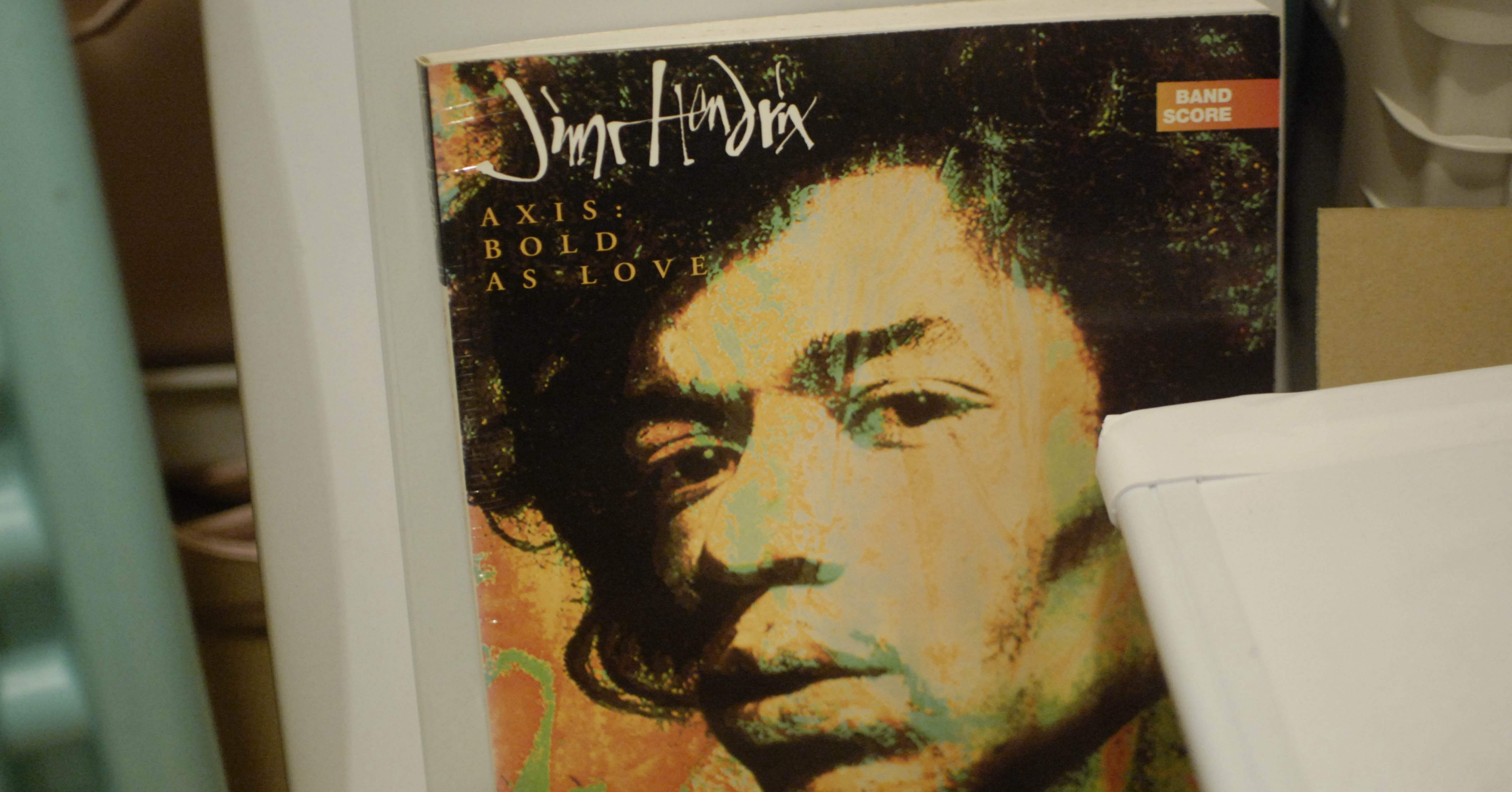 ジミ・ヘンドリックスのバンドスコアを見て練習｜倉本シオ