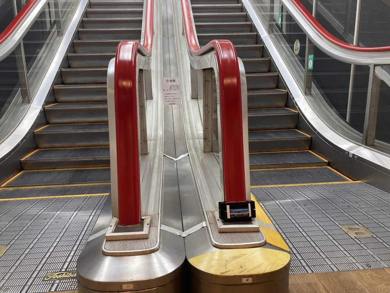 直線が美しい日本でここだけのエスカレーター｜橘 真野(たちばな まの)