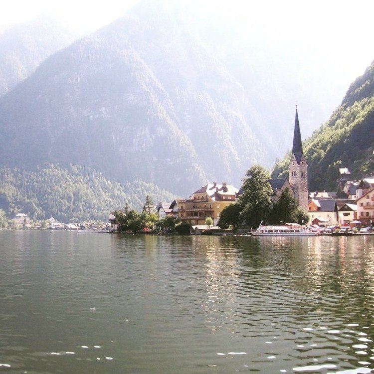 オーストリアのザルツカンマーグートにあるハルシュタット。まさにオーストリアの山と湖といった風情がある。