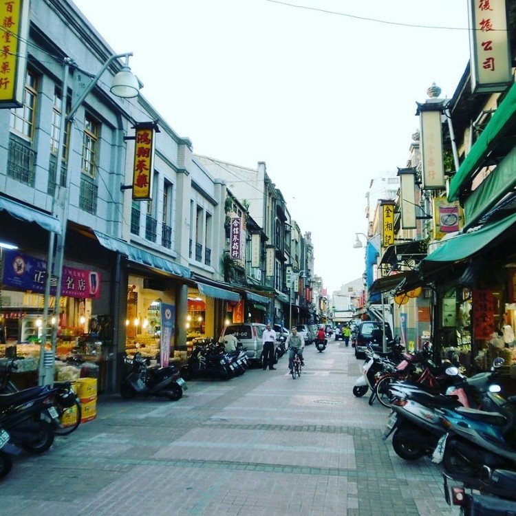台北の迪化街。昔の風情の残る問屋街。今は観光客向けの小売も盛ん。