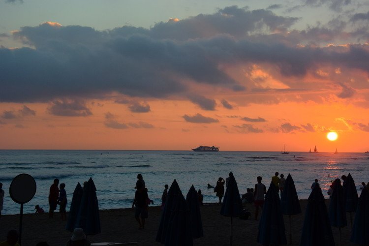 ホテルのプライベートビーチから見える夕日