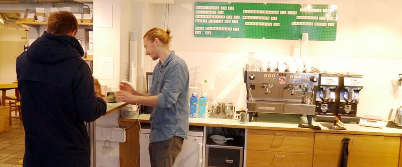 カウンターが無い！？コペンハーゲンのコーヒー屋さんが教えてくれた、店と客がフラットにつながるための「ひらく」コツ。