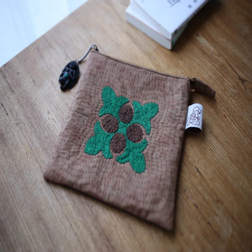 アンティーク 中綿入り手縫い超大判キルト パッチワーク更紗フィードサック 葉刺繍 刺繍パッチワーク タペストリー 敷物 No.4 - インドの布とキルト