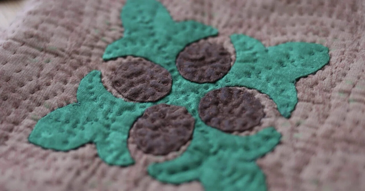 アンティーク 中綿入り手縫い超大判キルト パッチワーク更紗フィードサック 葉刺繍 刺繍パッチワーク タペストリー 敷物 No.4 - インドの布とキルト