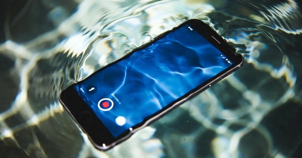 iPhone水没ですぐに「無事か確認」する人が多すぎる──いちばん壊すの