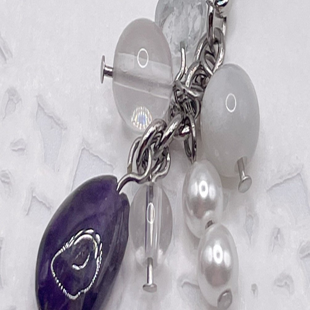 アクセサリーは小さな深呼吸。アメジストが主役の天然石チャーム｜む