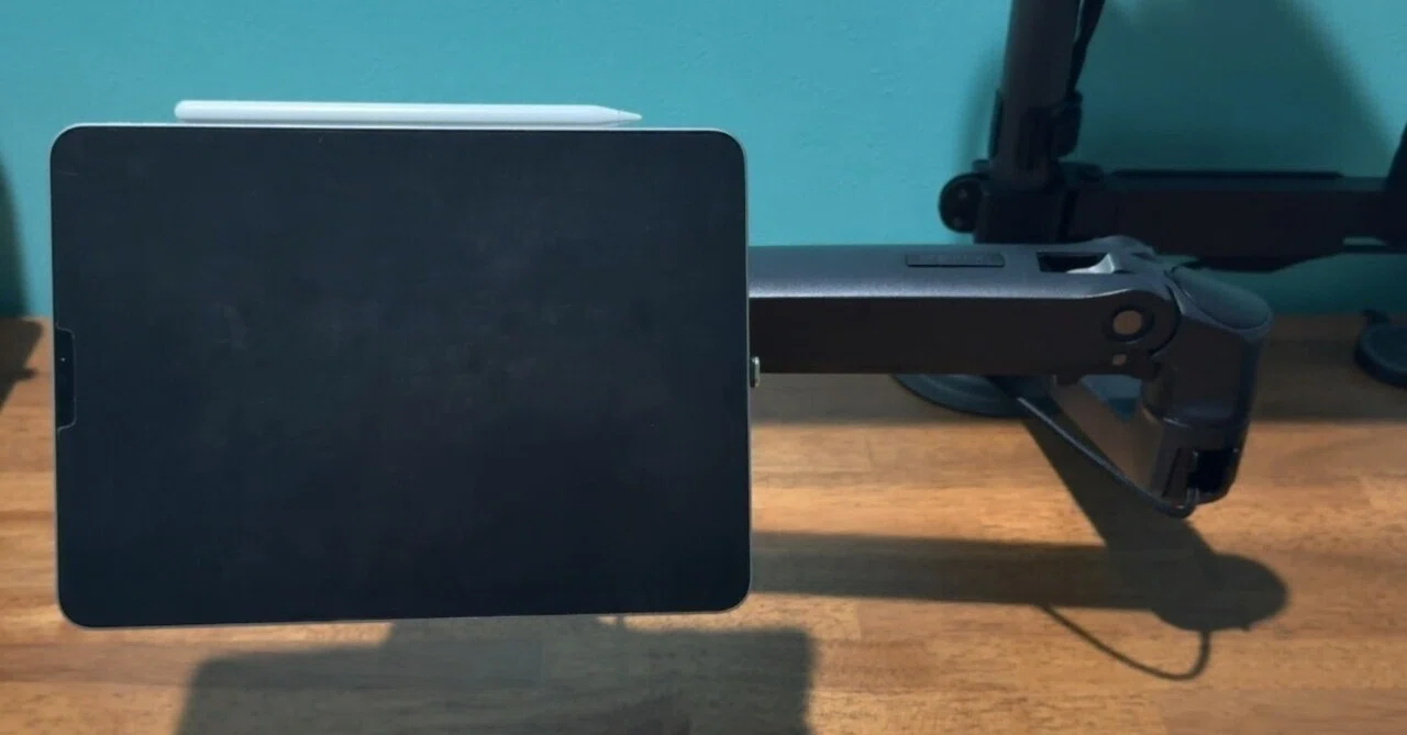 iPadをモニターアームでヌルヌル動かす＆ワイヤレス（背面）充電する