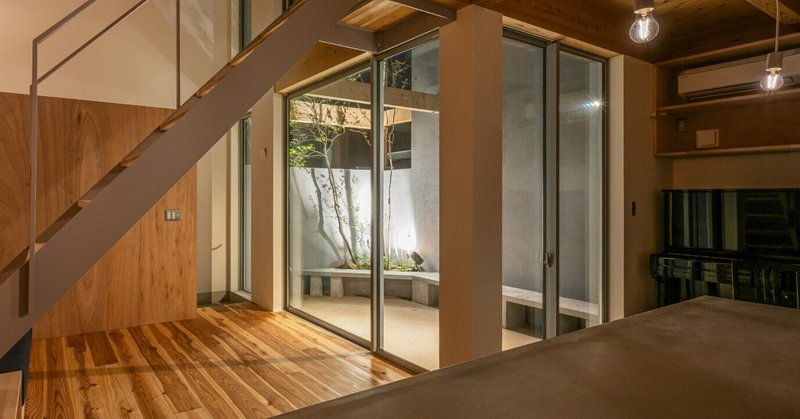 夜は庭から明るくなる