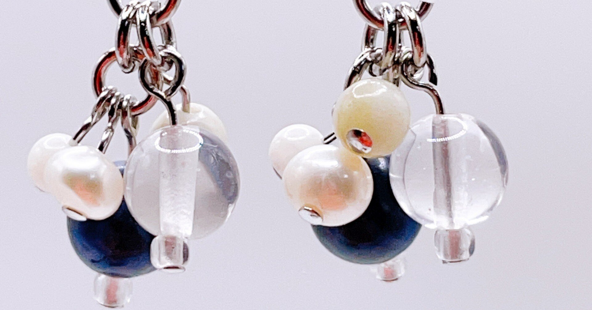 ソーダライトと淡水パールのピアス。濃紺と白がつくる静かな